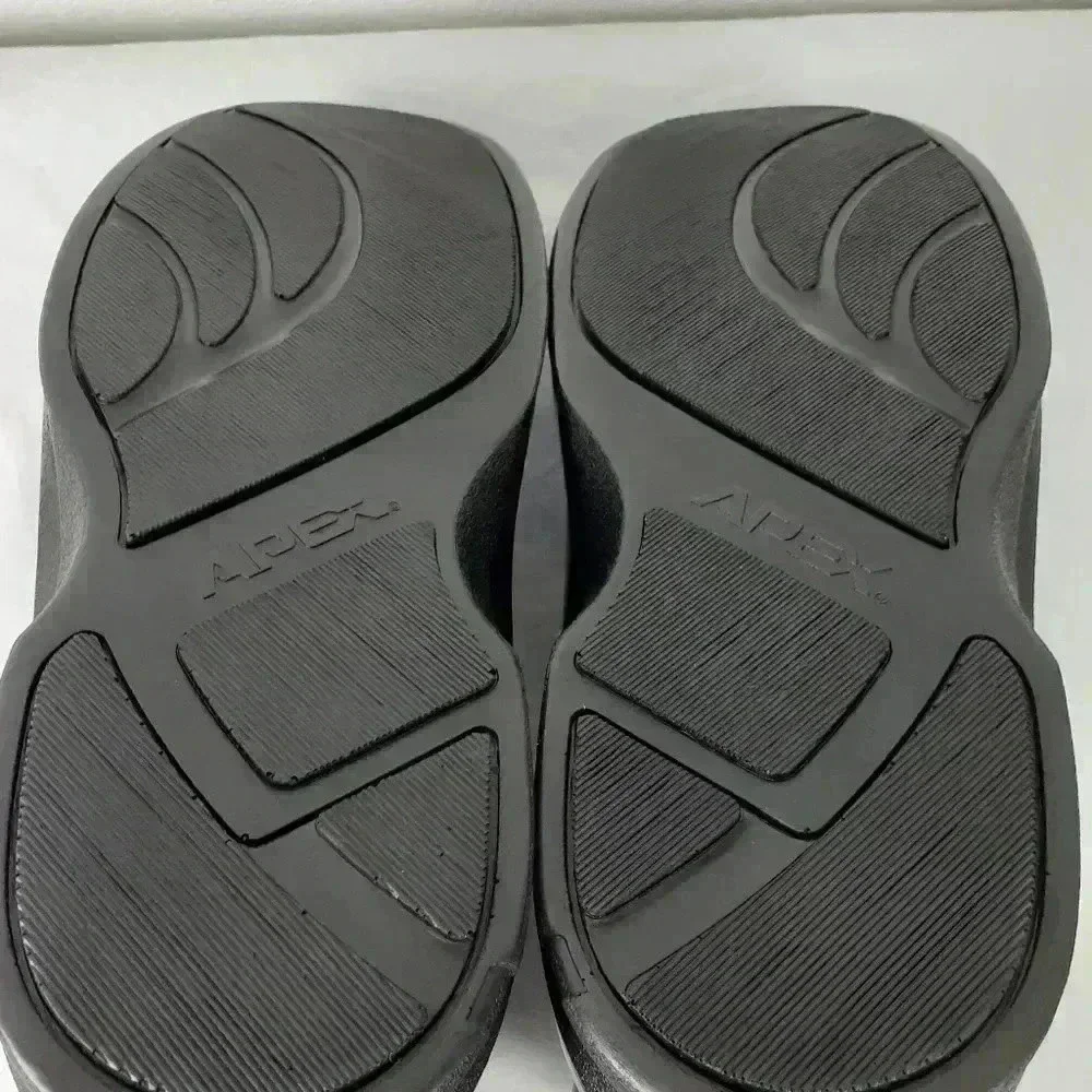 NWT Apex Boots With Smart Grip- Size 11.5